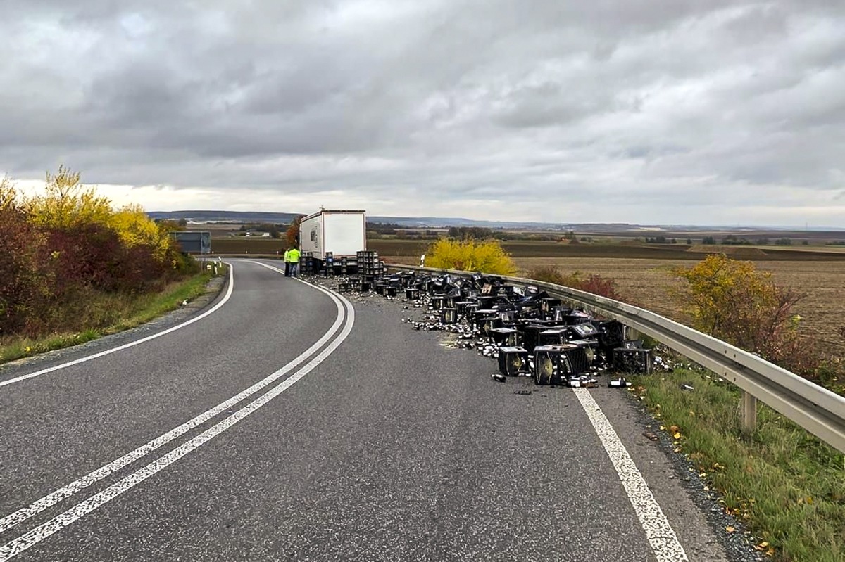 POL-WE: Verlorene Bierkästen sorgen für Sperrung der Autobahnauffahrt