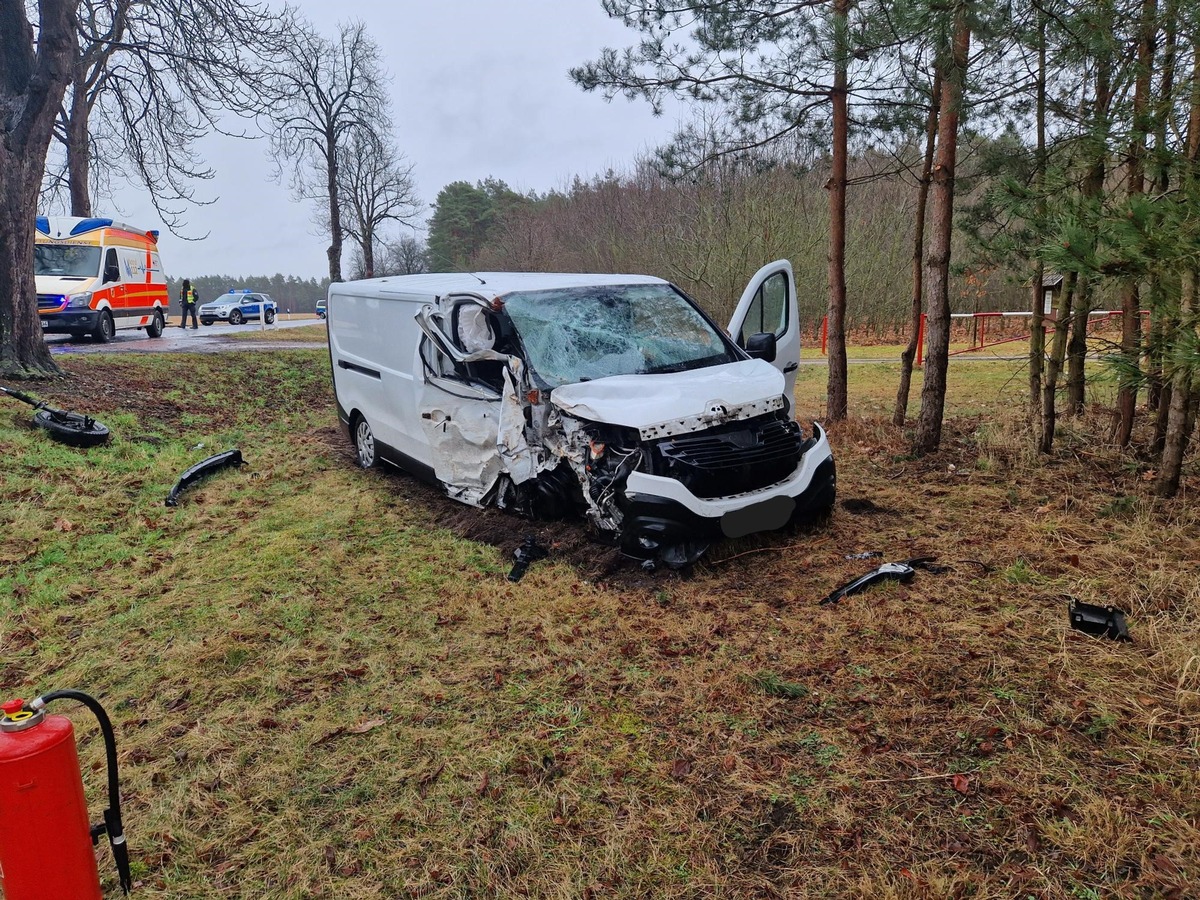 POL-ANK: Transporterfahrer nach Kollision mit Baum schwer verletzt