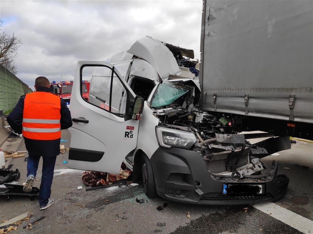 POL-VDKO: Verkehrsunfall mit schwerstverletzter Person / Fahrbahnsperrung BAB 61 in Richtung Süden.