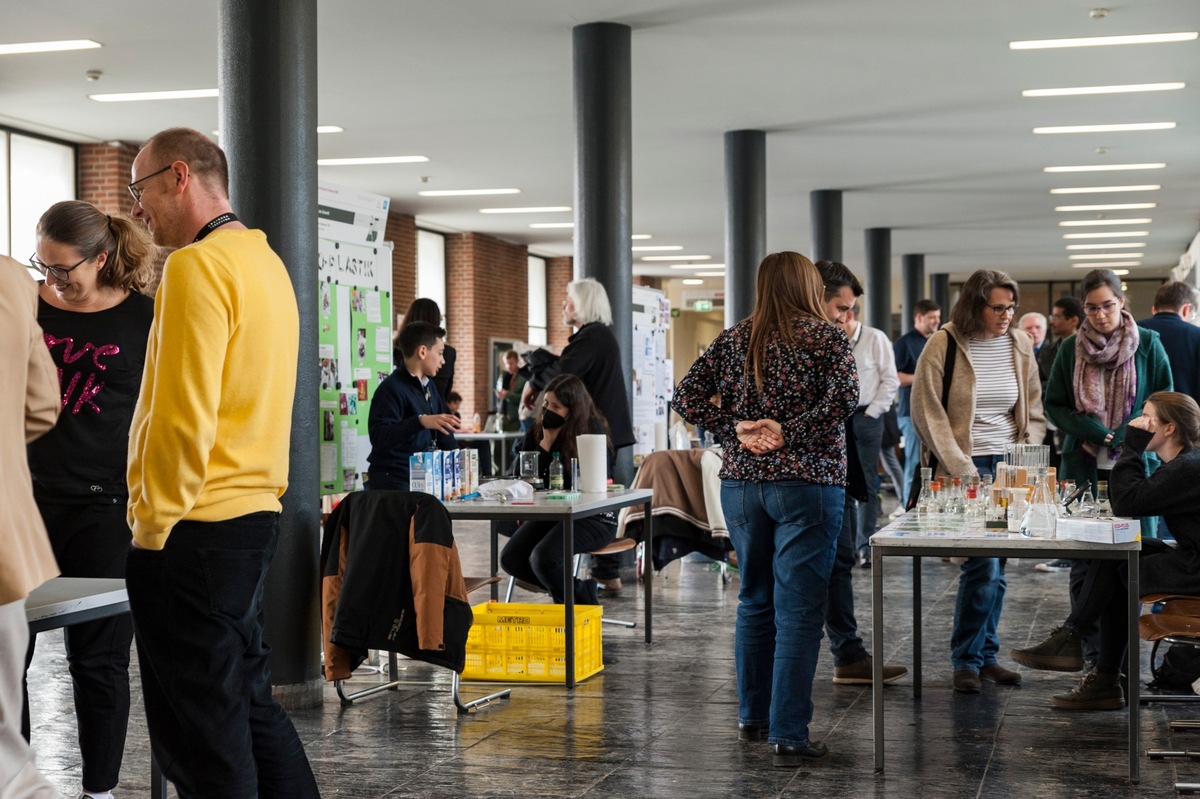 „Bakterien auf dem Speiseplan“: Schüler experimentieren an der Uni Kassel