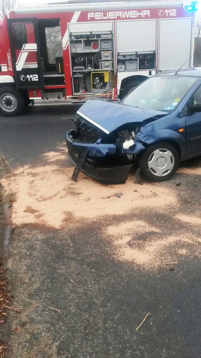 FW-KLE: Unfall endet an Straßenlaterne