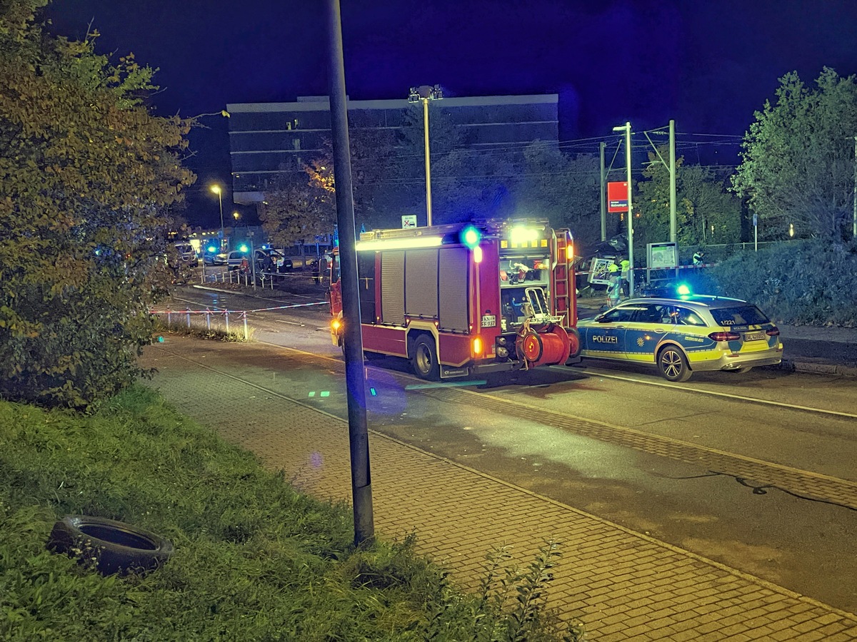 FW Konstanz: Zwei schwere Unfälle fast zeitgleich / Kind unter PKW eingeklemmt - Personenzug rammt PKW auf Bahnübergang