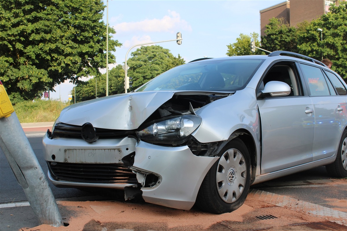 POL-NE: Auto kollidiert mit Ampelmast