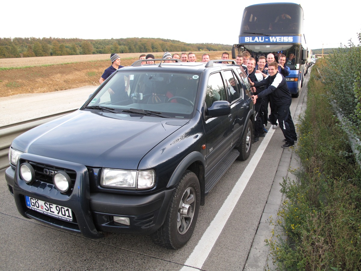 POL-HI: Eishockeyteam des SC Riessersee unterstützt die Autobahnpolizei