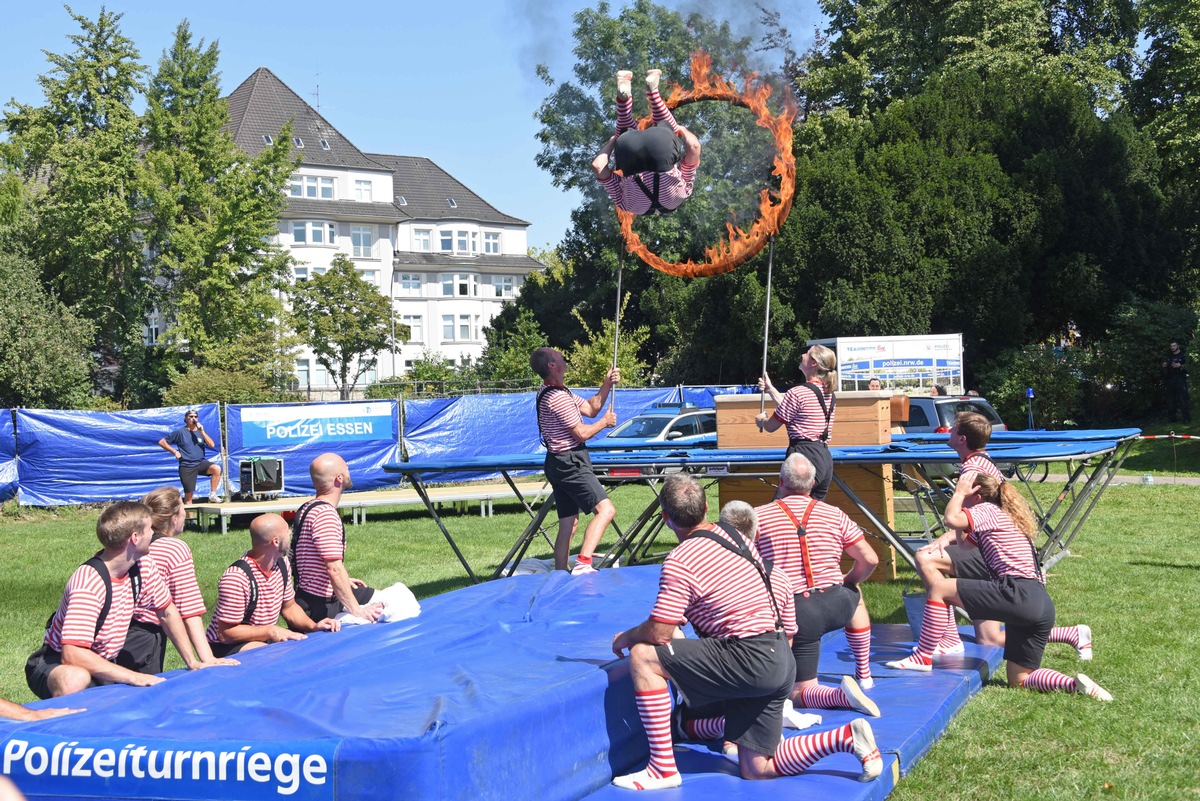 POL-E: Essen: Strahlender Sonnenschein und leuchtende Kinderaugen beim Essener Polizeifest