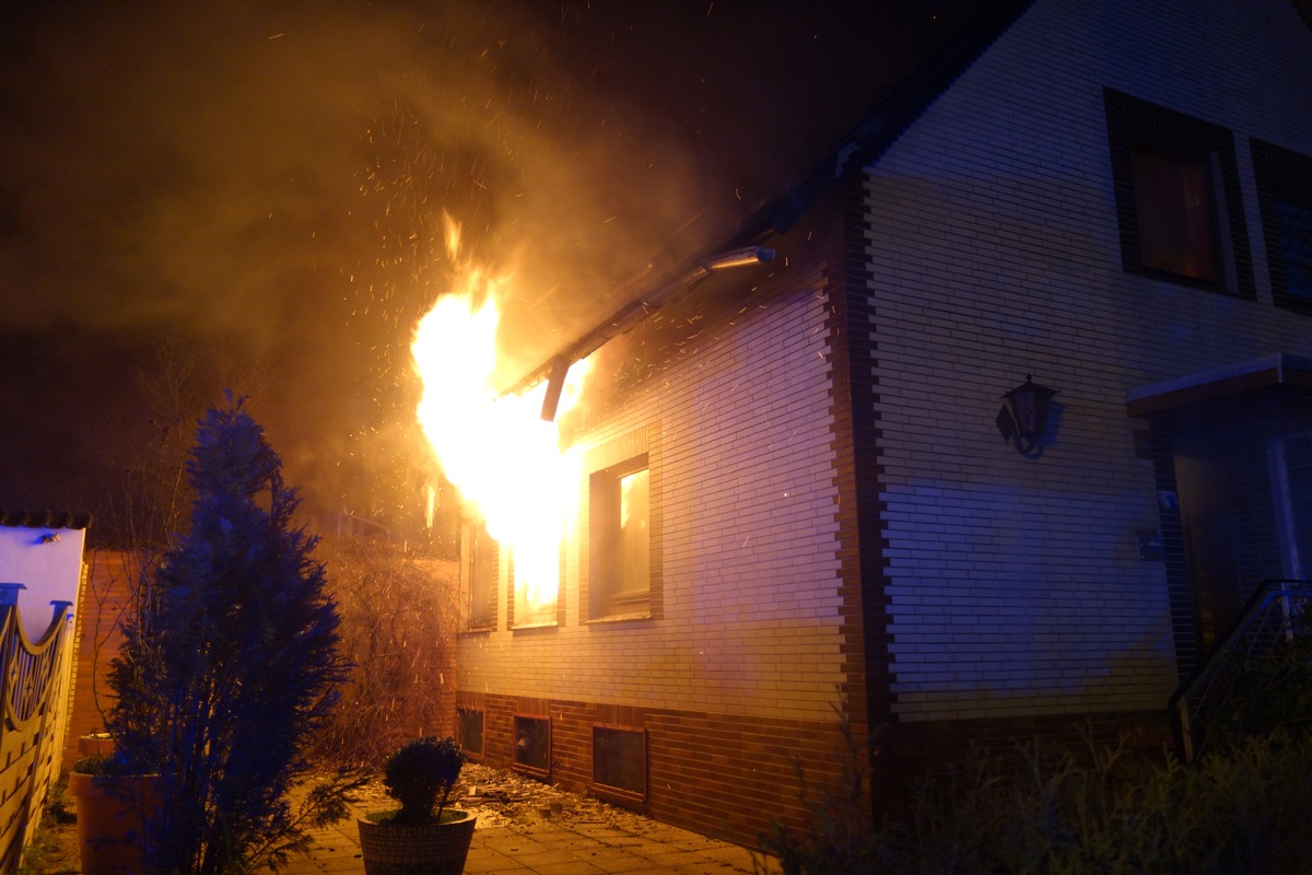 FW Bremerhaven: Brand in einem Einfamilienhauses in der Auerstraße