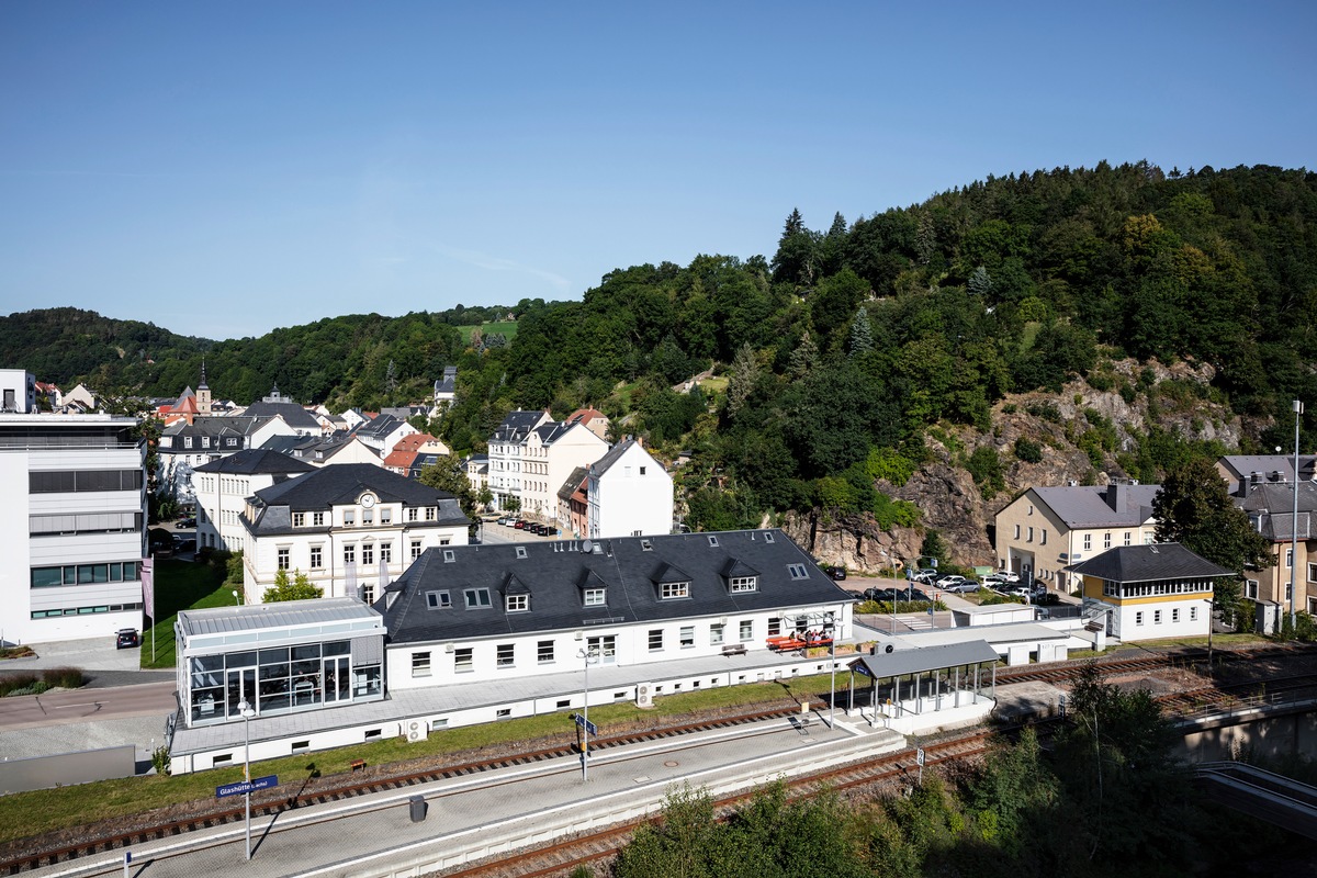 Pilotprojekt bei NOMOS Glashütte: Wirtschaft für Demokratie