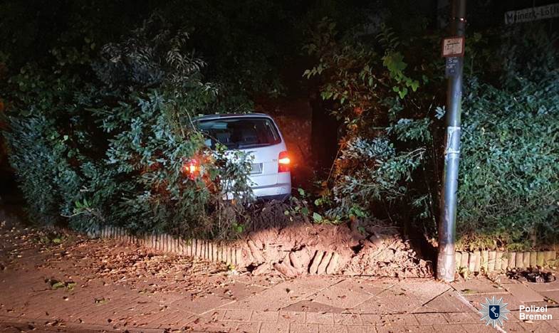 POL-HB: Nr.: 0615 --Betrunken und ohne Führerschein im Vorgarten gelandet--