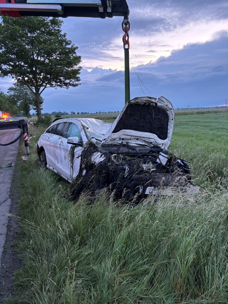 POL-CUX: Verkehrsunfall mit drei leichtverletzten Personen im Bereich Hagen (Lichtbild in der Anlage)