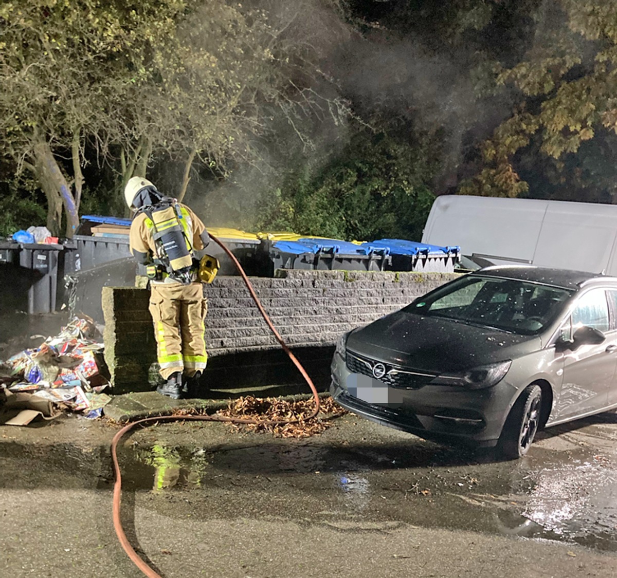 POL-ME: Altpapiercontainer brannten: Polizei ermittelt - Monheim am Rhein - 2110132