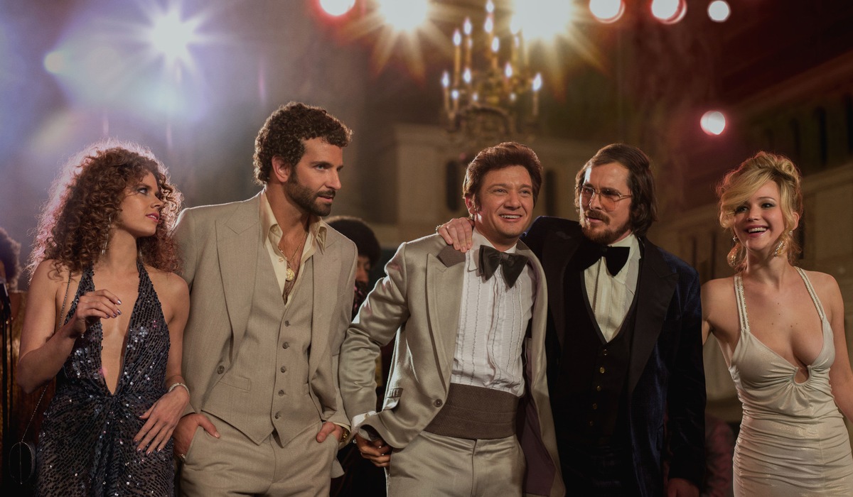 Schlitzohren in Schlaghosen: &quot;American Hustle&quot; mit Bradley Cooper und Jennifer Lawrence am 24. Juli 2016 auf ProSieben