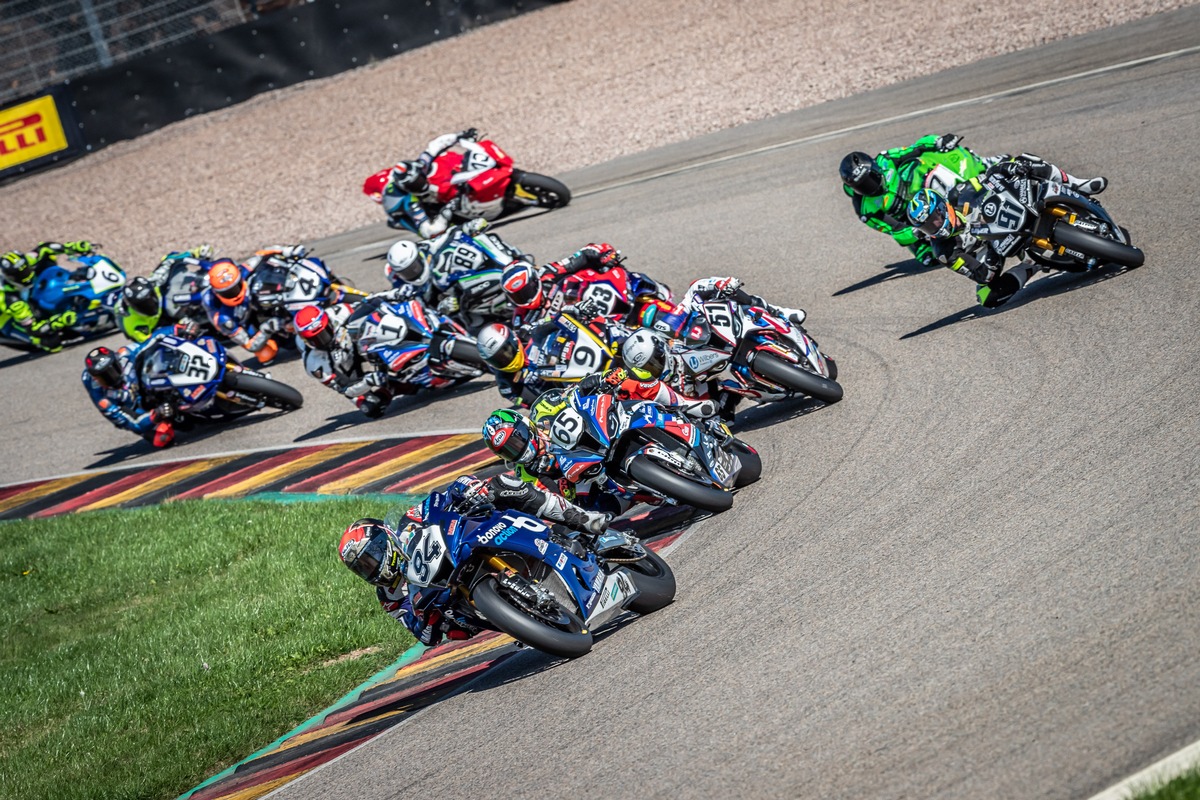 Motorradrennfahrer aus 17 Nationen sorgen für Hochspannung beim IDM-Saisonstart in Oschersleben