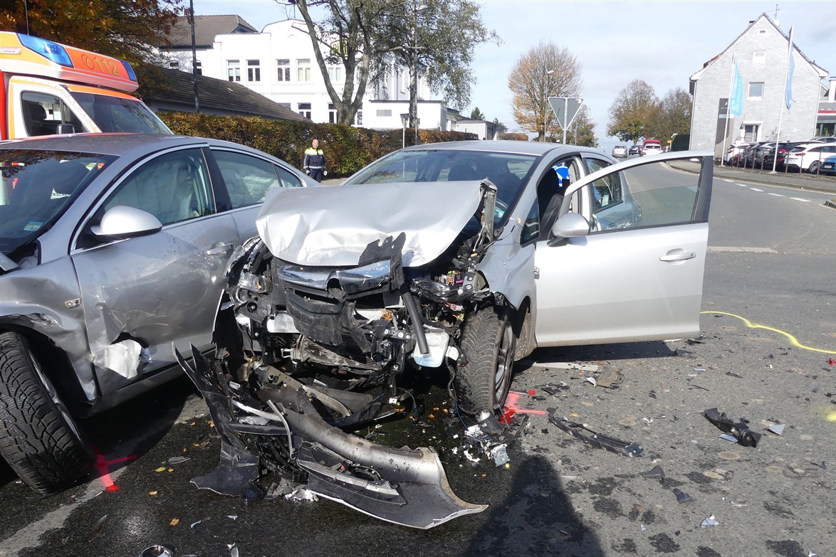 POL-GM: 261021-831: Drei Verletzte bei Unfall auf der Kaiserstraße