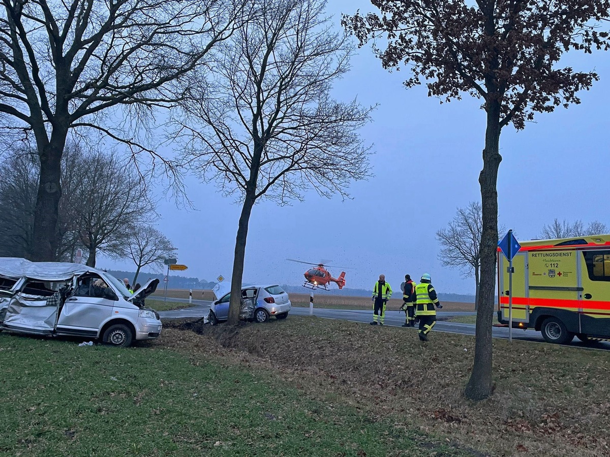 POL-HK: Kirchboitzen: Stoppschild missachtet - Zwei Schwerverletzte (Foto anbei); Schwarmstedt: Alarmanlage verscheucht Einbrecher; Schneverdingen: Portmonees aus Fahrzeugen gestohlen