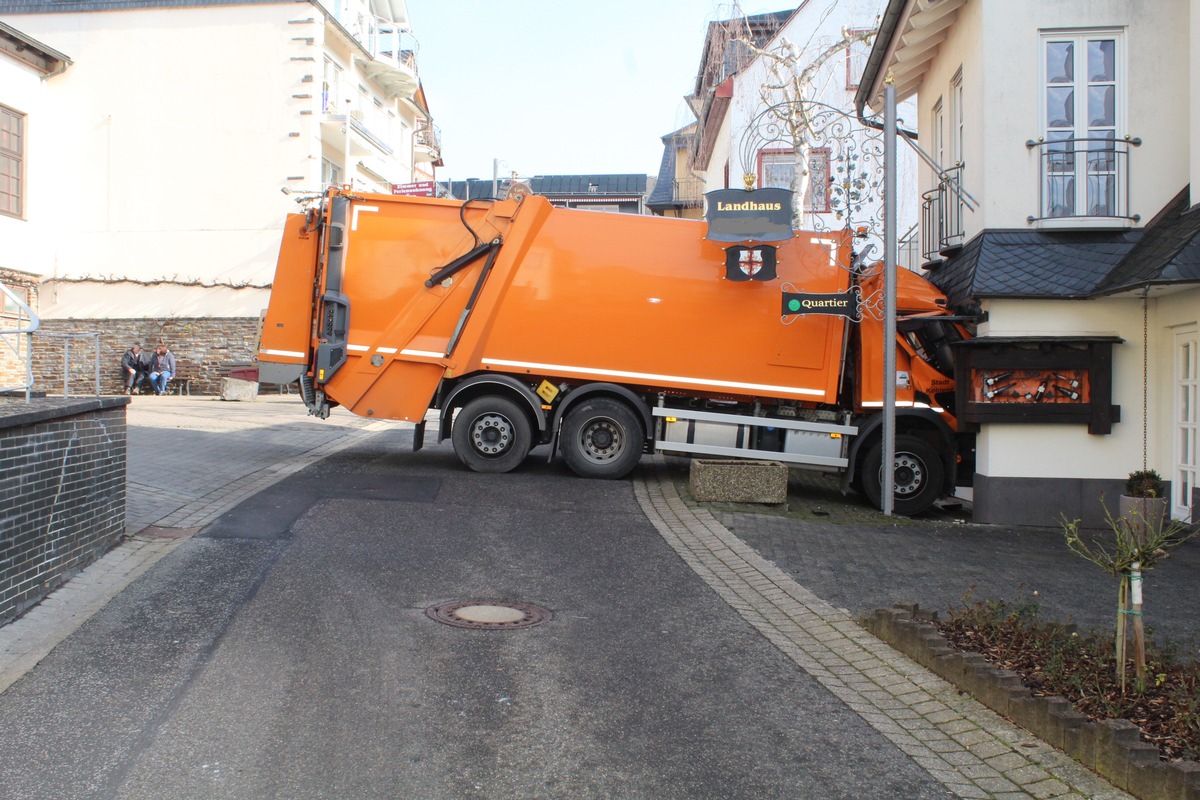 POL-PDMY: Müllwagen kracht gegen Garage