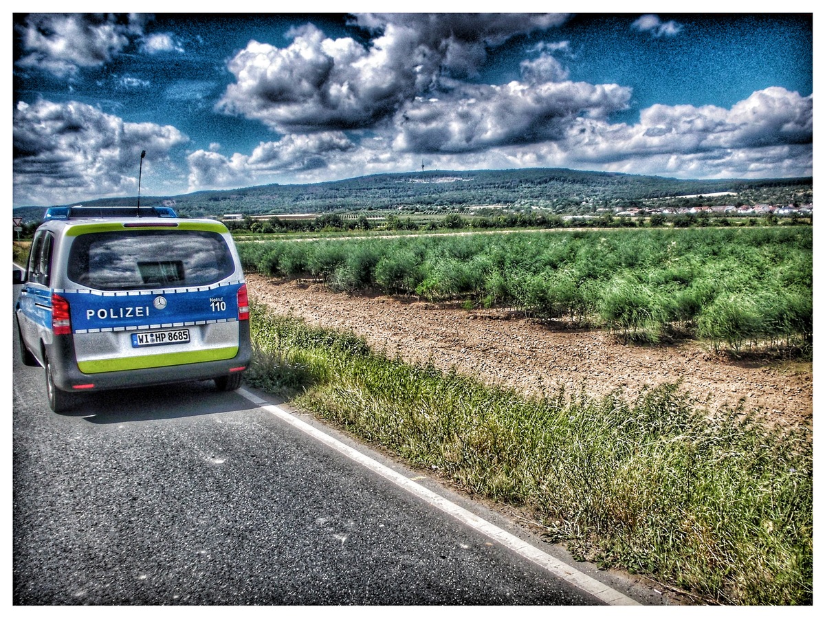 POL-WE: Friedberg: Steine geworfen? - Autofahrer kommt mit dem Schrecken davon