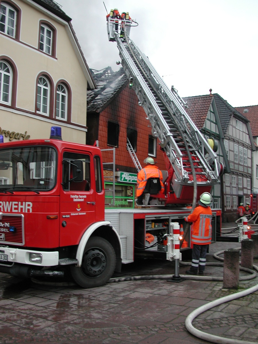 POL-HOL: Zwei Verletzte bei Brand in Bodenwerder / Wohnhaus total zerstört / 250.000 Euro Sachschaden