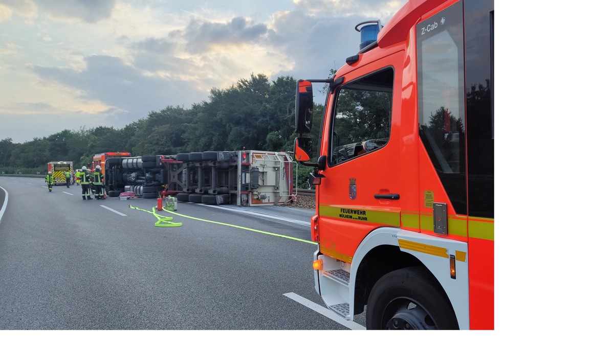 FW-MH: LKW stürzt auf die Seite - BAB 40 für mehrere Stunden gesperrt