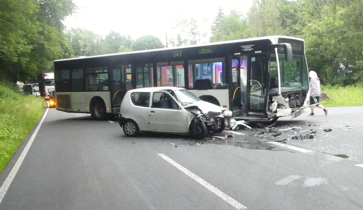 POL-GM: 220620-487: Frontalzusammenstoß: Linienbus gegen Pkw