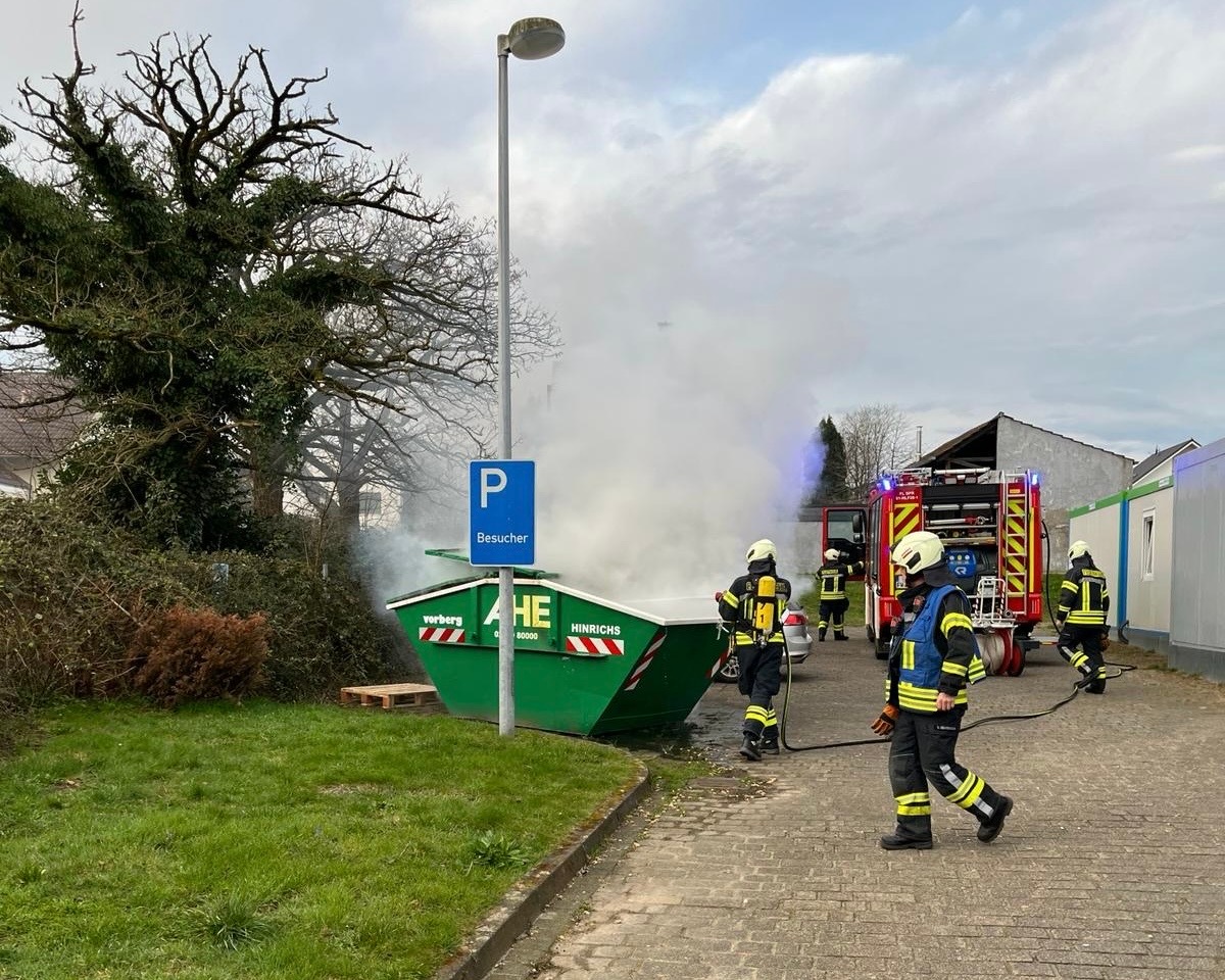 FW-EN: Feuerwehr löscht Containerbrand