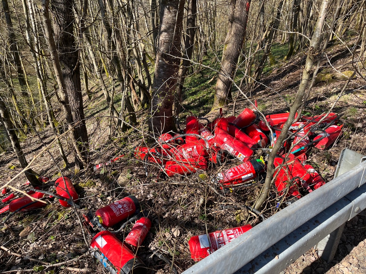 POL-Nordsaarland: Entsorgte Feuerlöscher im Wald