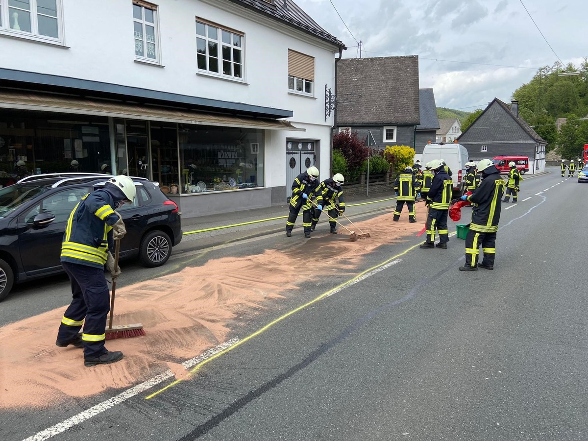 FW-OE: Zwei Verkehrsunfälle beschäftigten die Feuerwehr Lennestadt am Wochenende