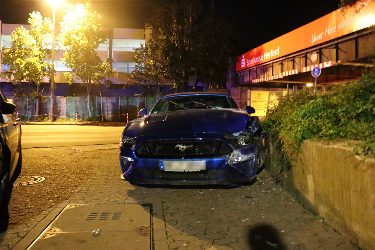 POL-HF: Verkehrsunfall im Kreuzungsbereich - Skoda und Ford schleudern gegen Mauer