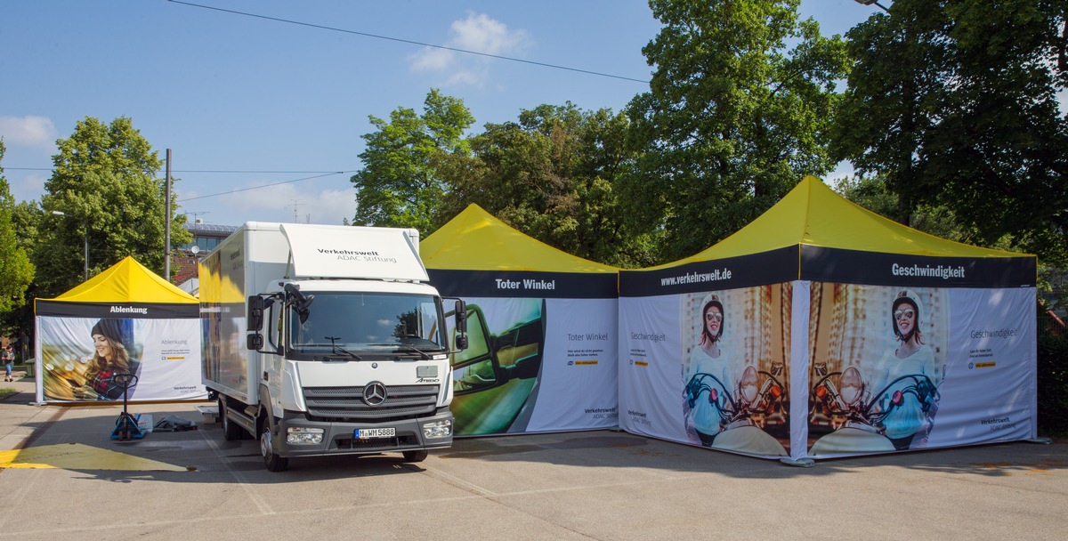 ADAC Stiftung: Die neue Verkehrswelt geht auf Tour / Start der bundesweiten Roadshow vor dem MVG Museum in München / Sensibilisierung 14- bis 17-Jähriger für Gefahren im Straßenverkehr