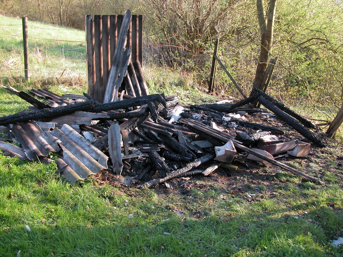 POL-HM: Presseinfo der Polizei Bad Pyrmont - Schuppenbrand im Ortsteil Thal