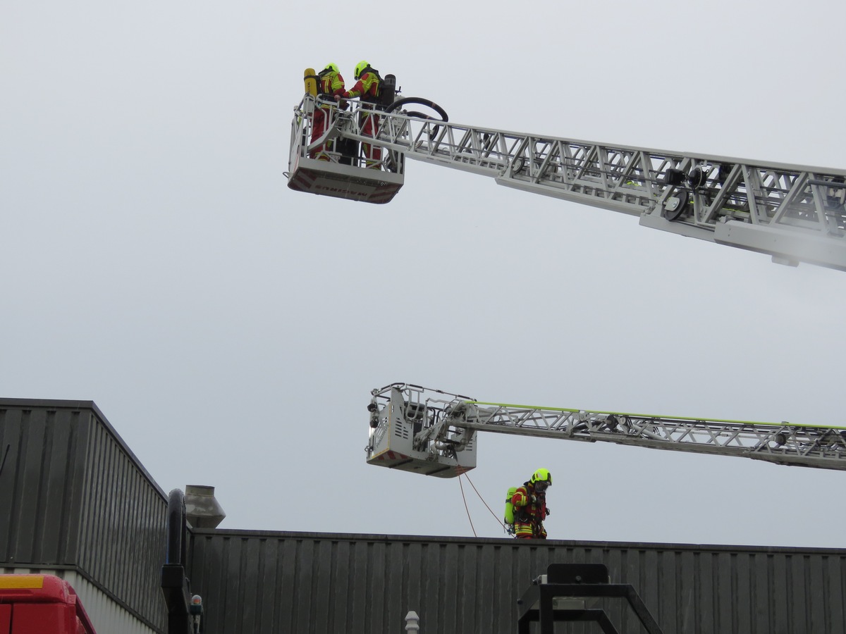 FW-Heiligenhaus: Feuer in einem metallverarbeitenden Betrieb (Meldung 10/2022)