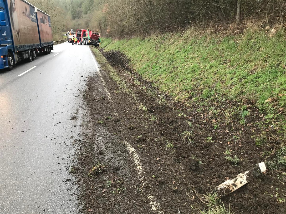 POL-PDKL: LKW fährt sich fest und muss geborgen werden