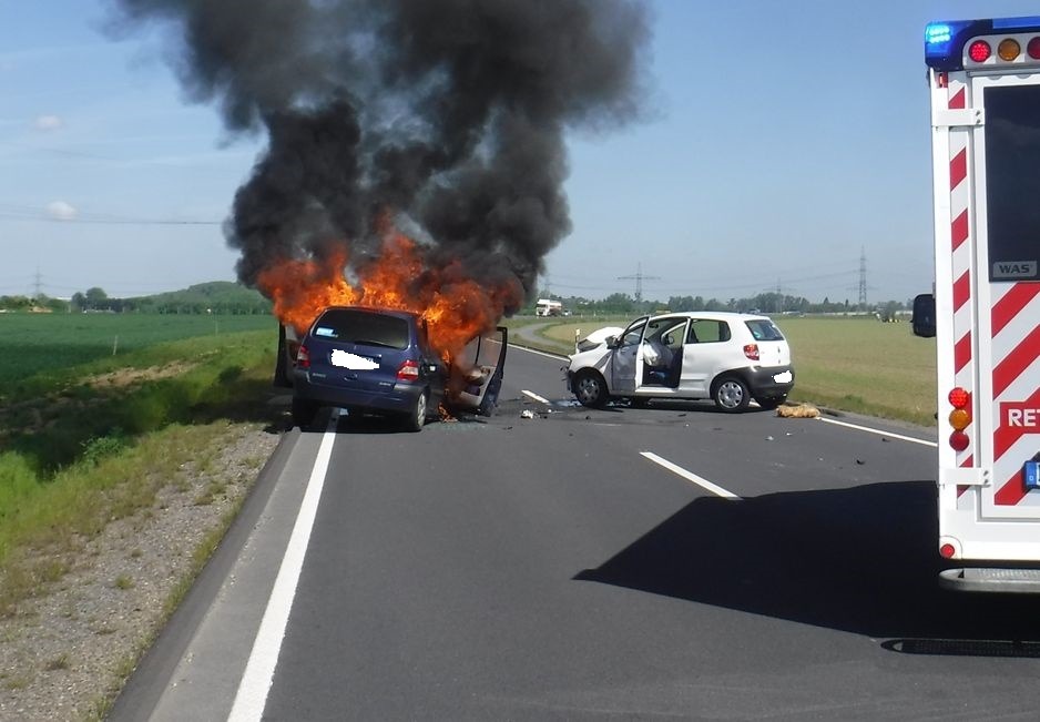 POL-DN: Zusammenstoß auf der Landstraße - Pkw gerät in Brand