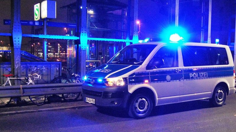 Bundespolizeidirektion München: Kurioser Silvestereinsatz / Nackter Mann im Gleis