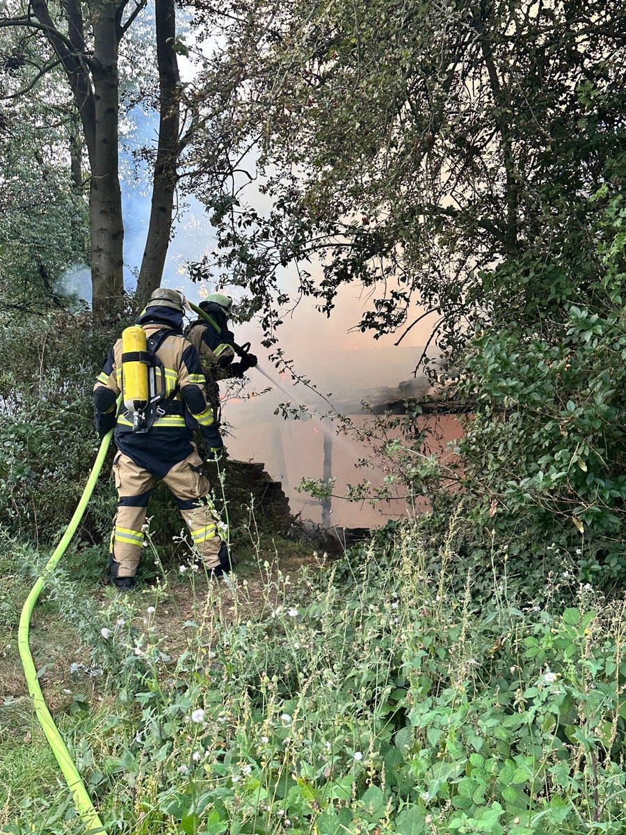 FW-E: Brand einer abgelegenen Hütte - schwierige Zuwegung für die Einsatzkräfte