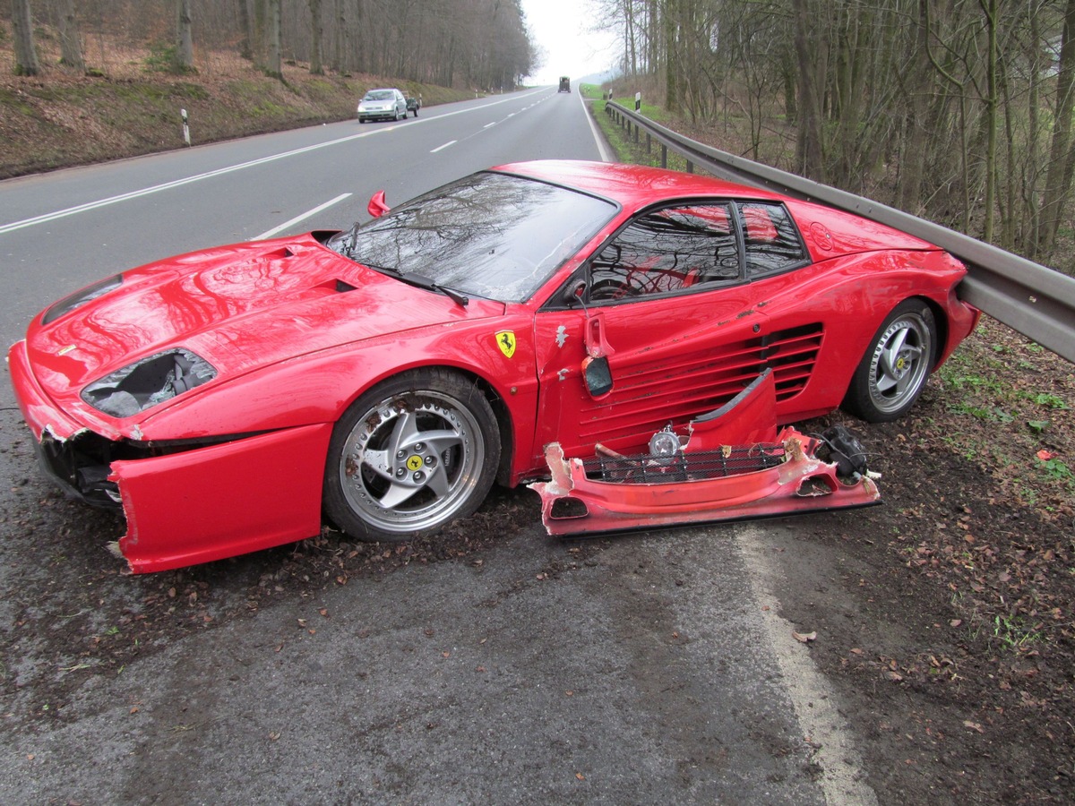 POL-HOL: Eschershausen - B 64 - Schelenhufe: Ferrari landete in der Schutzplanke - 53jähriger Fahrer unverletzt / Erheblicher Sachschaden-