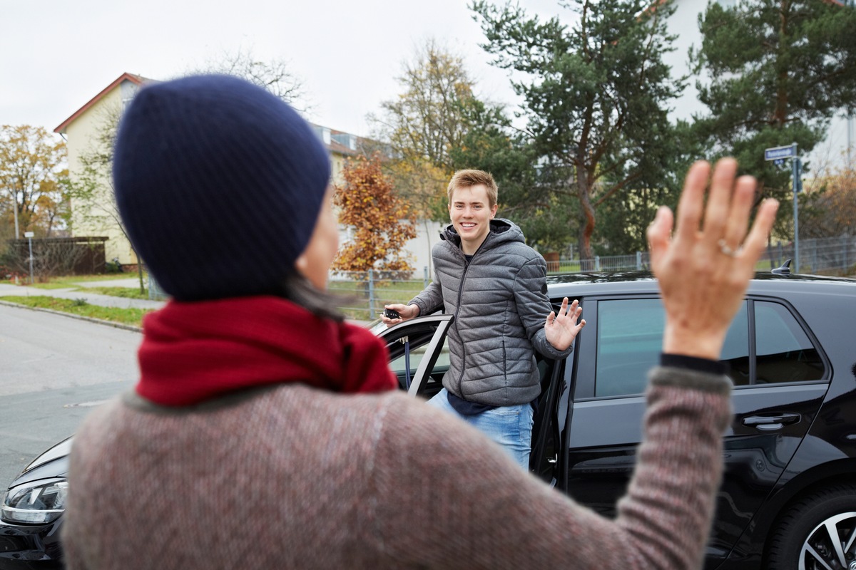 Beim Versichern des ersten eigenen Autos sparen / Kfz-Versicherung für Fahranfänger: SF-Klasse übernehmen