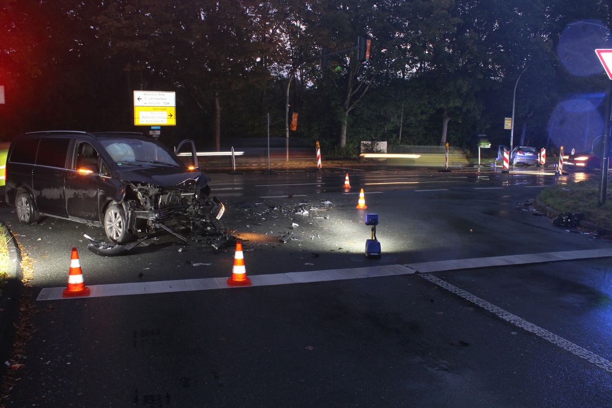 POL-BO: Unfall auf der Berliner Straße: Eine leicht verletzte Person und hoher Sachschaden