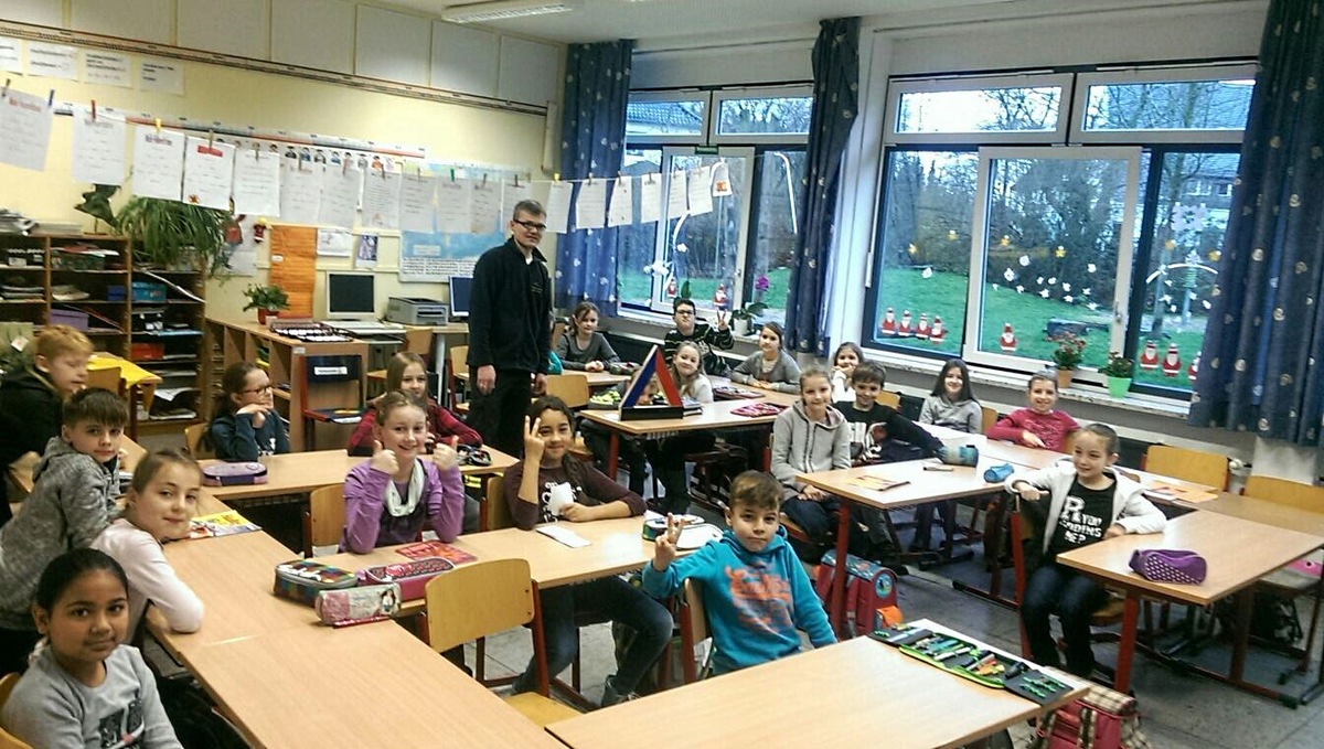 FW-AR: Löschzug Hüsten prüft Brandschutzwissen der Viertklässler der Grundschule Mühlenberg