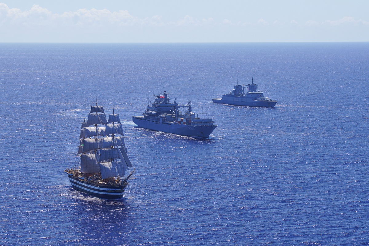 Medikamentenlieferung in See: Deutscher Marineverband hilft italienischem Segelschulschiff im Pazifik