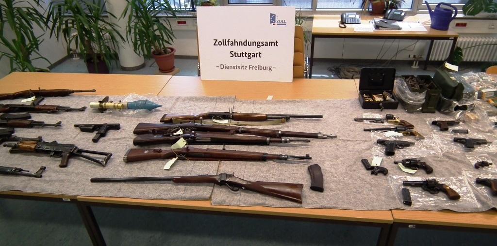 ZOLL-S: Zollfahnder entdecken Waffenarsenal im Rhein-Neckar-Kreis