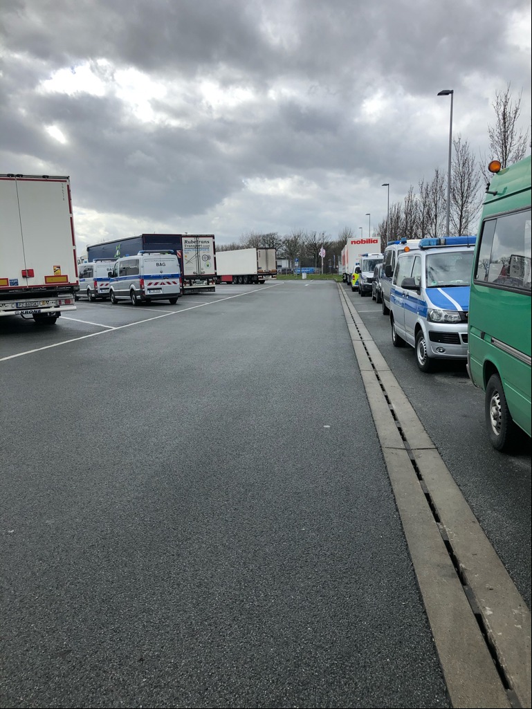 POL-GT: Gemeinsame Presseerklärung des BAG, des Hauptzollamts Bielefeld, der Kreisverwaltung Gütersloh und der Polizei Gütersloh - Verkehrskontrollen des Schwerlastverkehrs auf dem Autohof Aurea