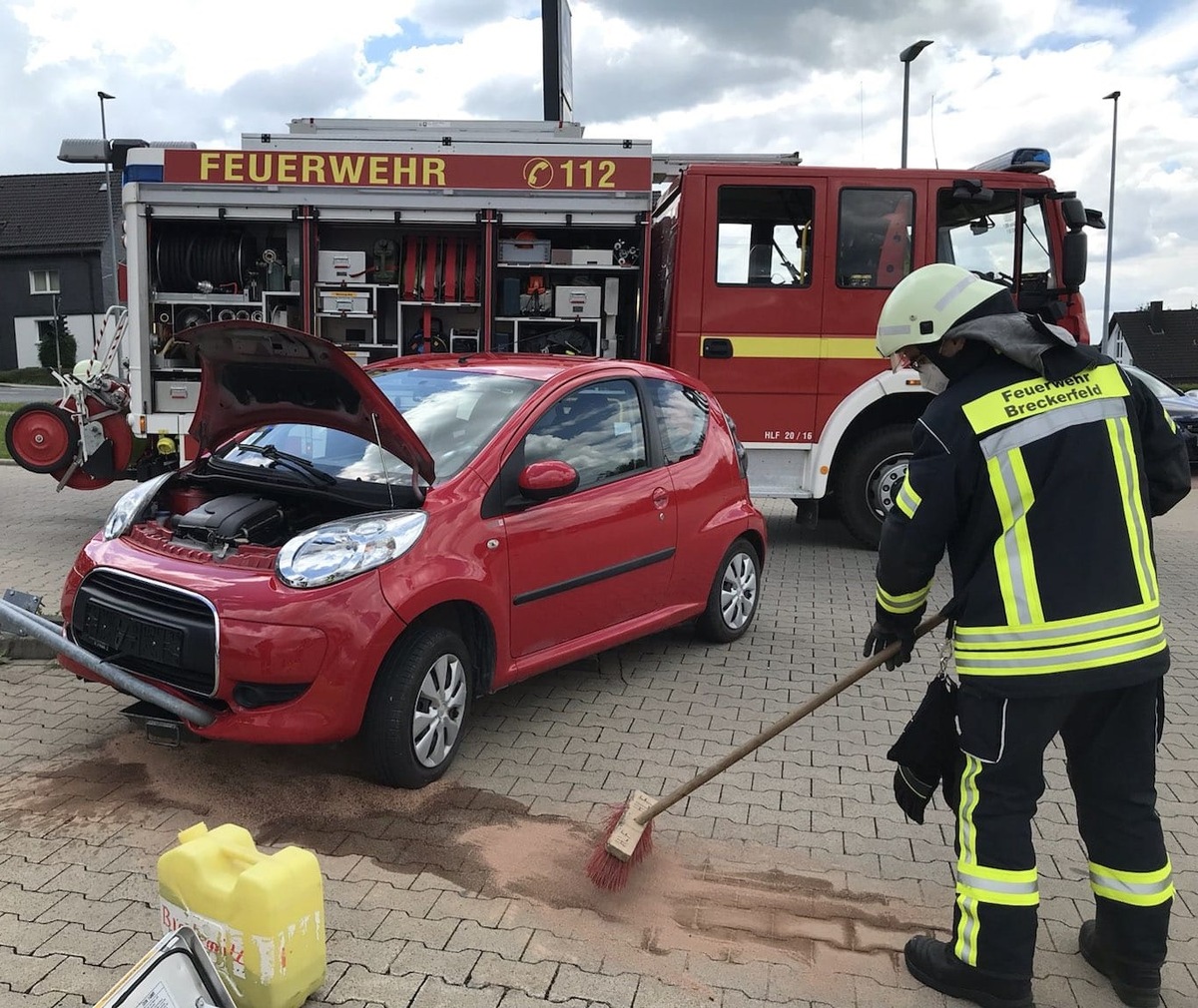 FW-EN: Verkehrsunfall mit auslaufenden Betriebsmitteln