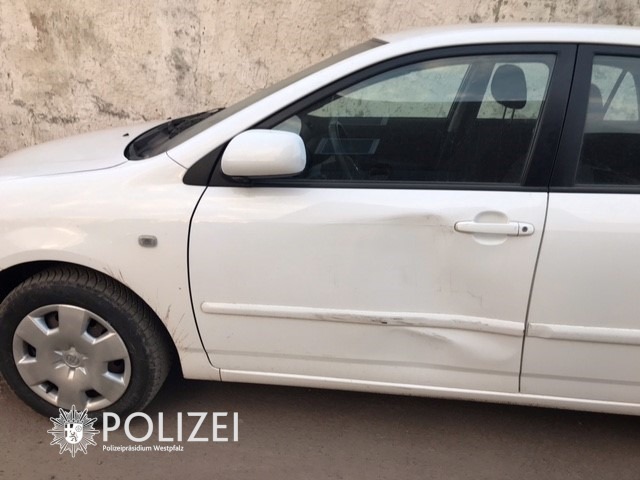 POL-PPWP: Geparktes Auto beschädigt