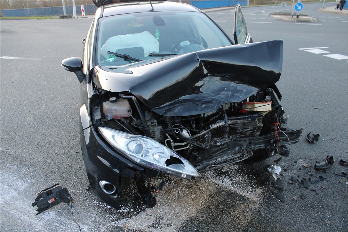 POL-HA: Zwei Leichtverletzte nach Unfall auf Kreuzung in Wehringhausen