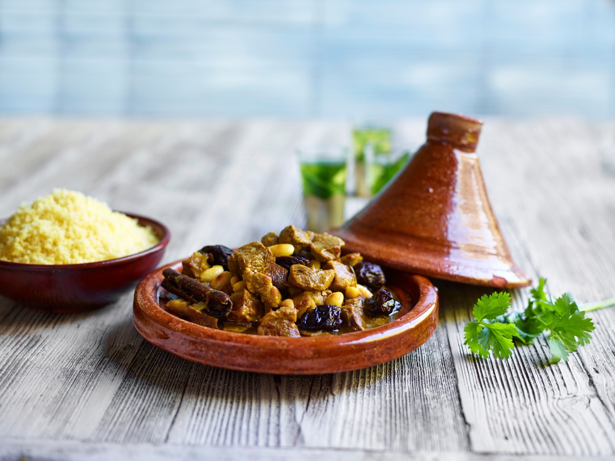 Herbstlich-orientalisch! Köstliches Schmorgericht mit Lammfleisch: Lamm-Tajine mit Pflaumen und Mandeln