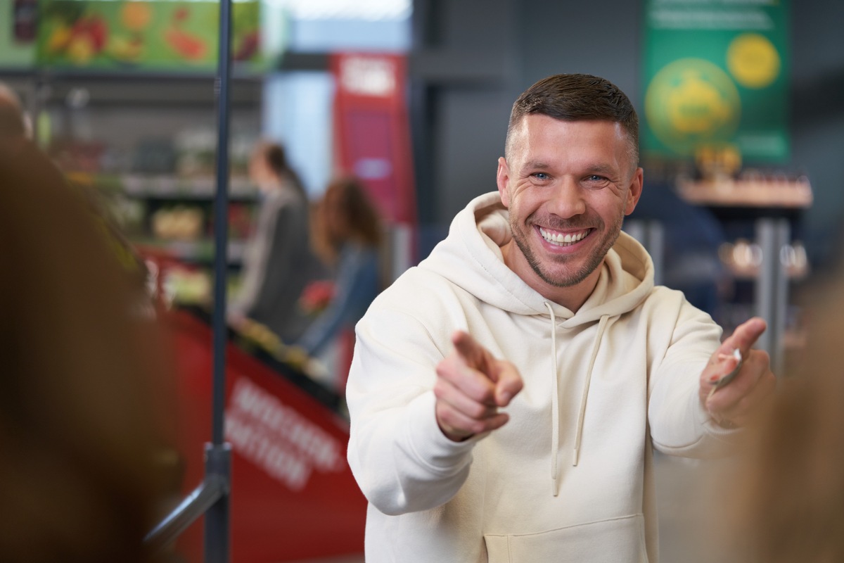 Lukas Podolski wird Förderpenny-Botschafter: Beginn der Votingphase am 15. August / Fußball-Idol bis 2025 authentisches Gesicht des Kinder- und Jugendförderungsprojektes