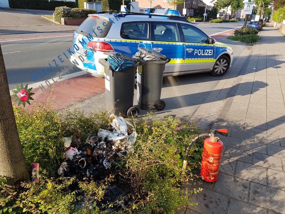 POL-HM: Betrunkene zünden auf dem Heimweg gelben Sacke am Straßenrand an