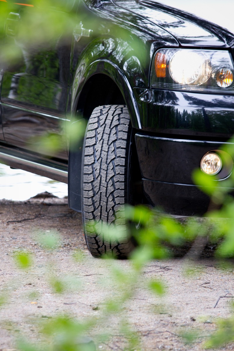 Neuer Nokian Rotiiva AT Sommerreifen bietet festen Griff und stabile Haltbarkeit für SUV / Steinschleudern reinigen die Profilrillen (mit Bild)