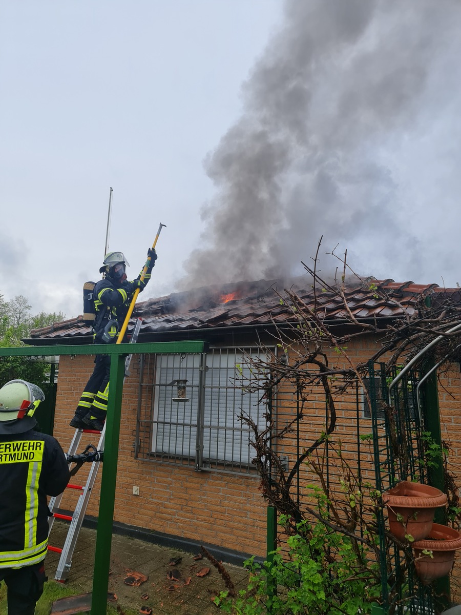 FW-DO: 05.05.2023 Feuer in Hörde / Brennende Gartenlaube in Dortmund Hörde