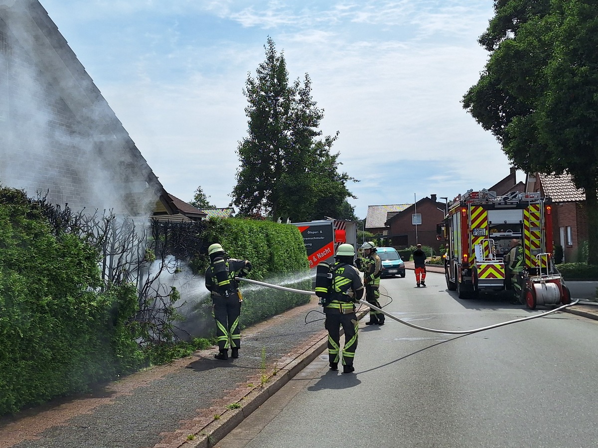 FW Bocholt: Heckenbrand